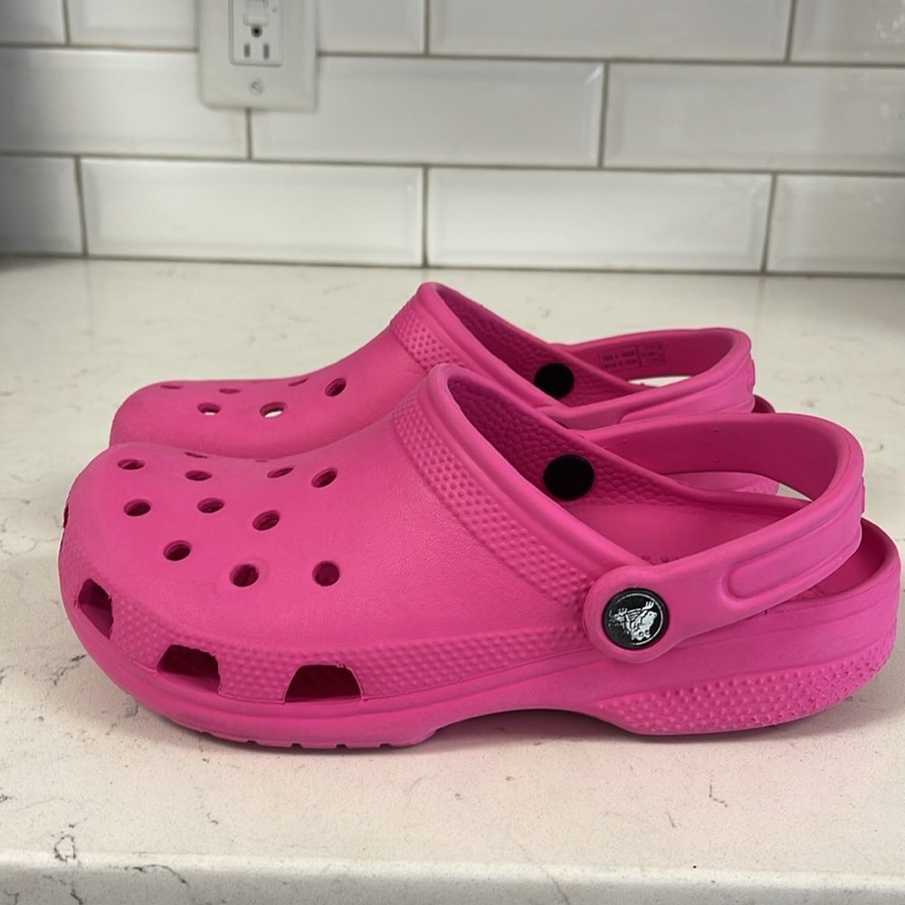 Crocs Classic Clog Size Junior 4 Pink , Barbie Pink, Bubble Gum Pink - Picture 14 of 16